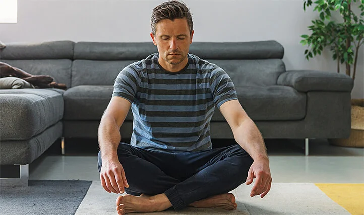 Thư giãn cơ thể với bài tập giãn cơ và hít thở sâu mỗi ngày